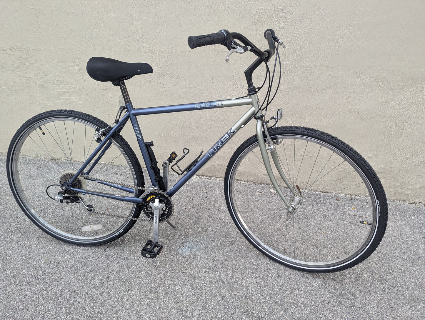 Trek MultiTrack 700 Hybrid Bike