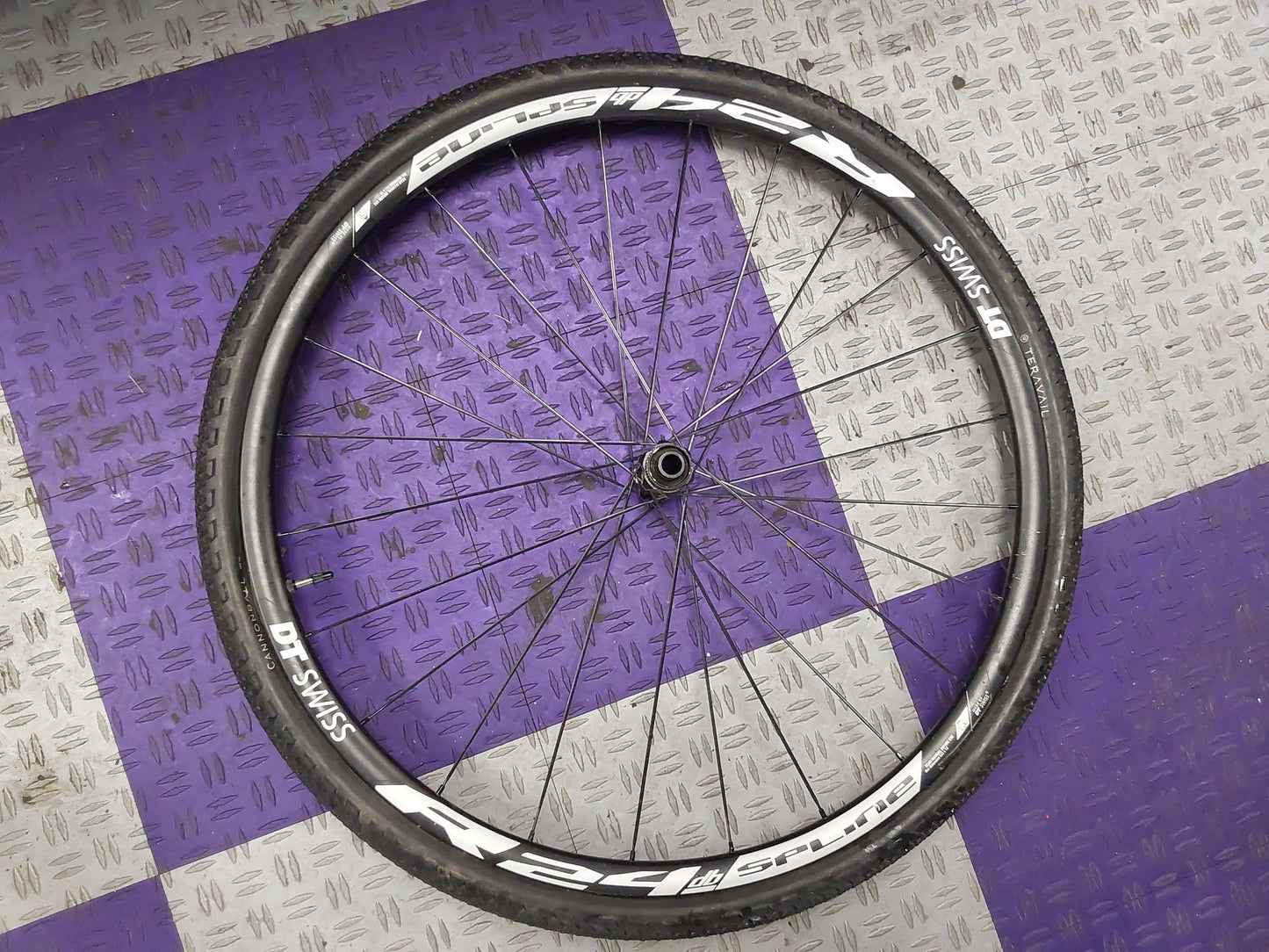 FRONT WHEEL - DT Swiss 622 x 18 (700c) with tire