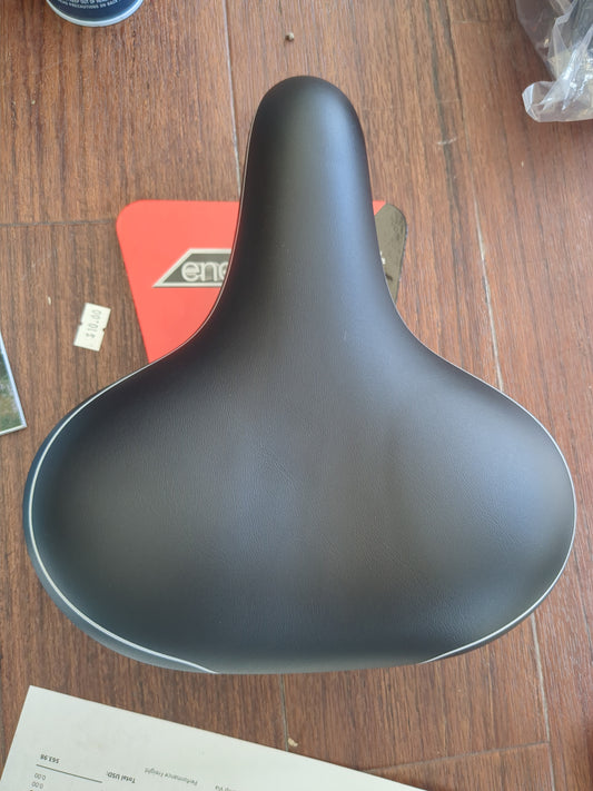 VL-8111E GEL CRUISER SADDLE BLACK LOCKS W/SPRING