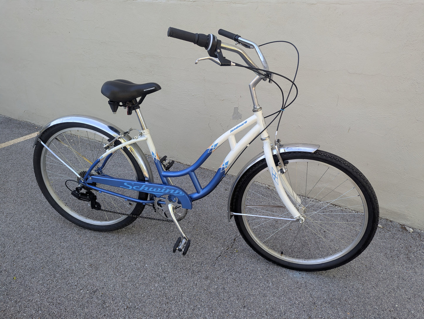 Schwinn Landmark 7-speed Cruiser Bike