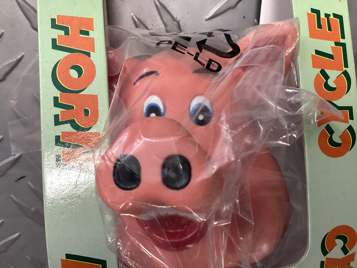 Ebon pig horn